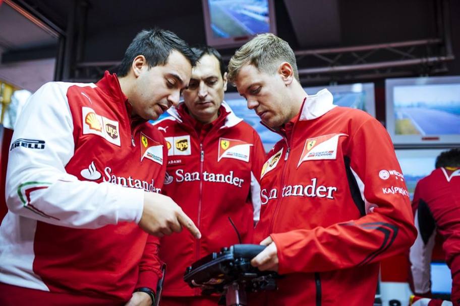 La Ferrari ha diramato le prima foto ufficiali della visita di  Sebastian Vettel a Fiorano e Maranello: il tedesco ha preso contatto con la scuderia, conosciuto i tecnici, stretto tante mani e soprattutto testato la F2012 per prendere già confidenza con una F1 del Cavallino. Eccolo alle prese col volante